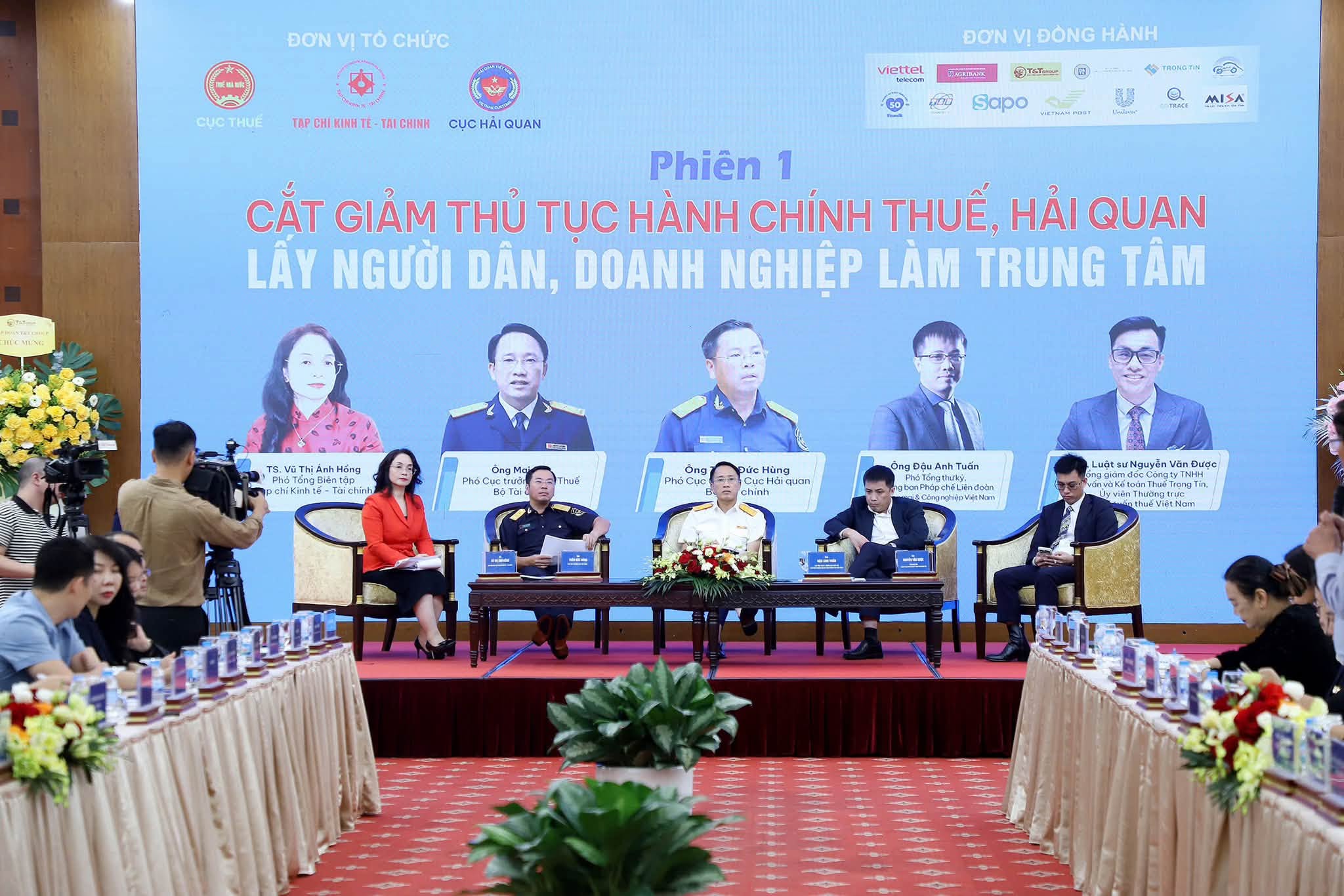 Cán bộ Thuế, Hải quan trả lời vướng mắc của doanh nghiệp